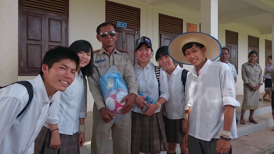 立命館宇治高校の教師、生徒がタイ、ラオスの学校を見学